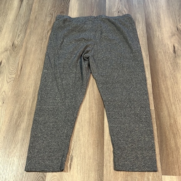 Marbled Gray Capri Leggings - Picture 7 of 7